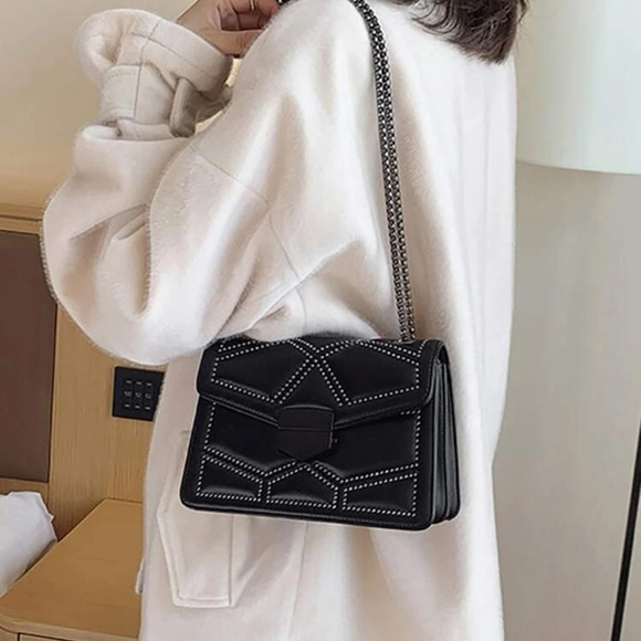 ❤️STUDDED SILVER CHAIN SHOULDER OR CROSSBODY BAG - Picture 3 of 7